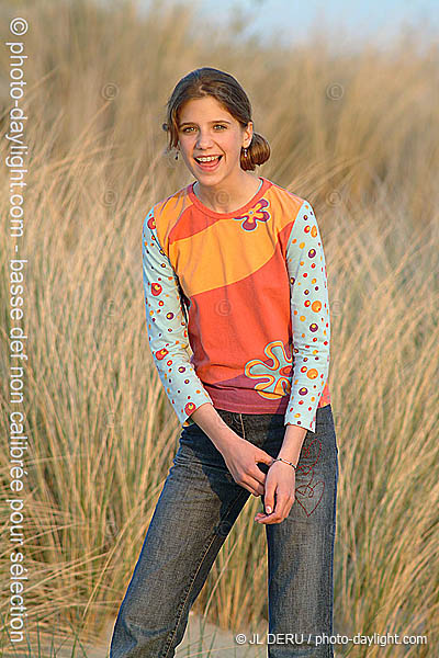 jeune fille dans les dunes - girl in the sand dune